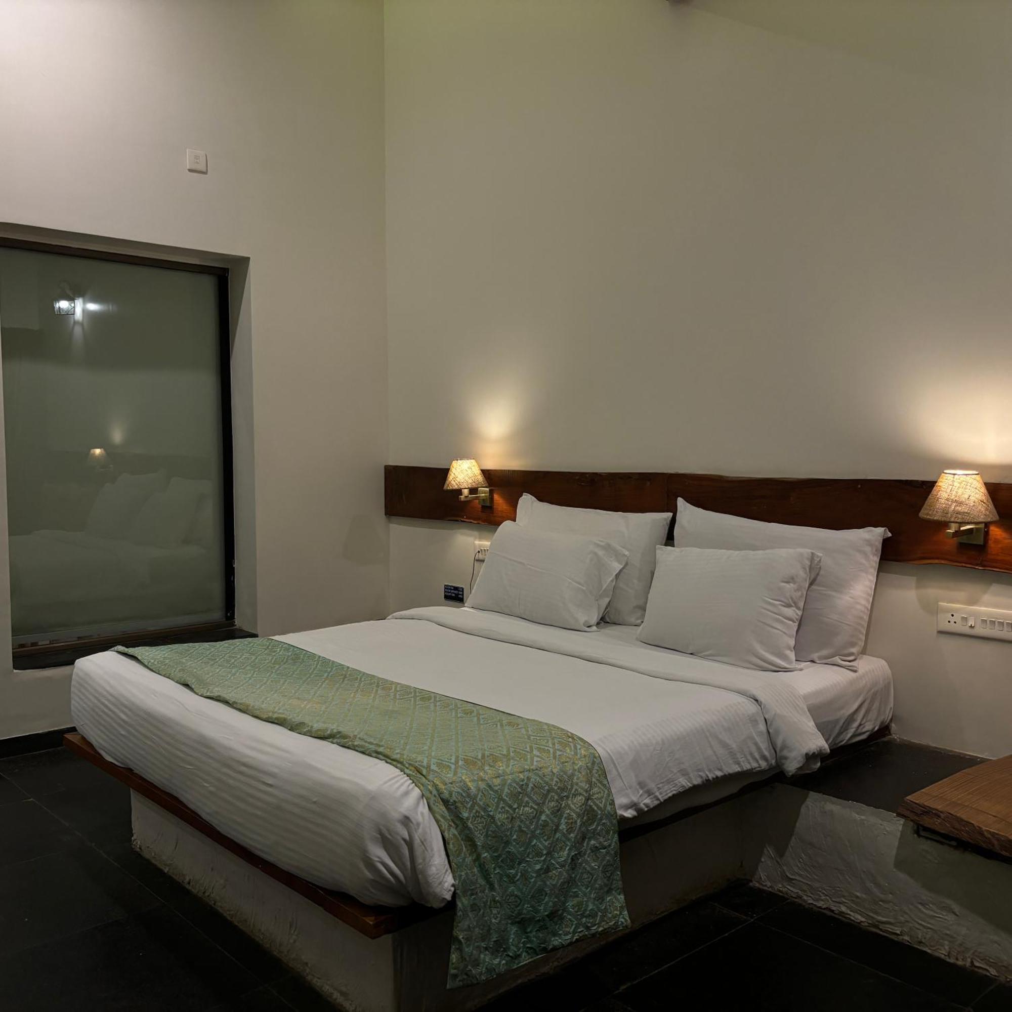 Nisarg Resort Kolhapur Bagian luar foto