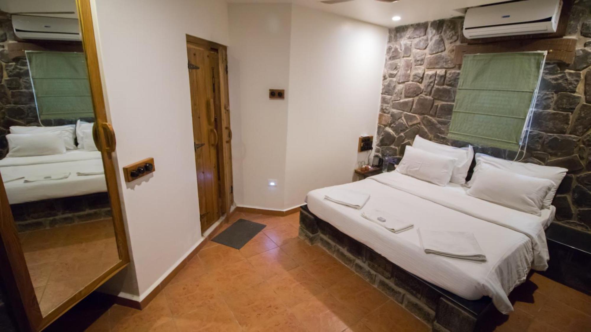 Nisarg Resort Kolhapur Bagian luar foto